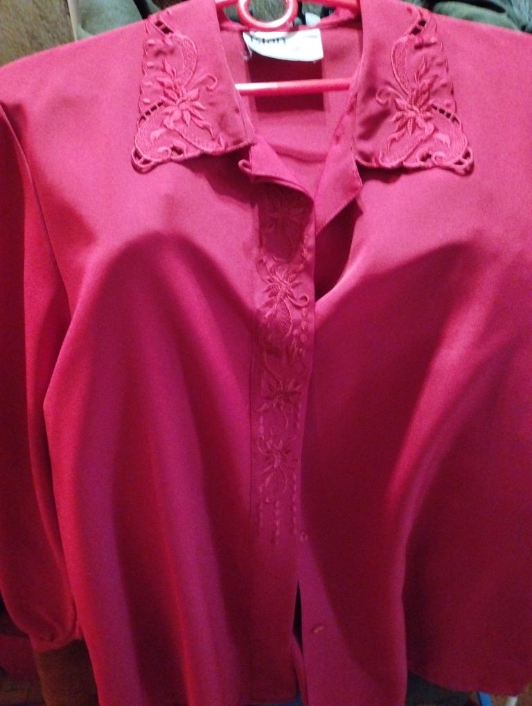 Блуза жіноча з вишивкою.