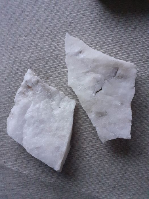 Kwarce mleczne 2 sztuki surowe nieszlifowane