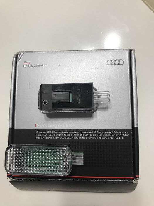 Audi Q7 4M ліхтарик підсвітка двері 4E0947415