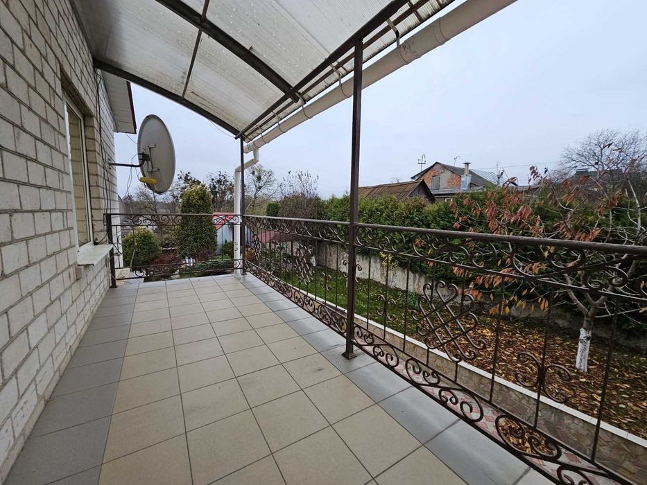 Продаємо  гарну частину будинку з окремим двором на Мальованці