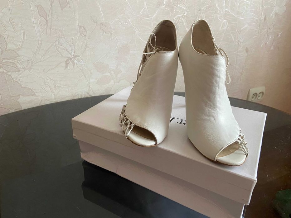 ПРОДАМ  білі шкіряні босоніжки