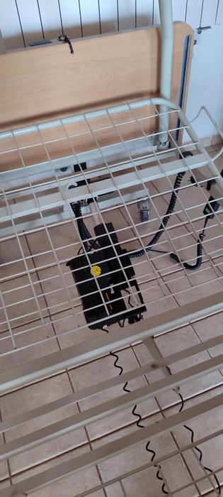 Cama hospitalar com ajuste elétrico de altura e inclinação