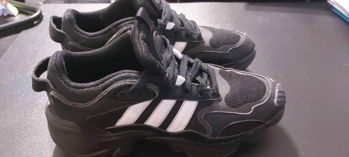 Adidas 39 1/2 Ténis com muito pouco uso. Usados mas como novos.