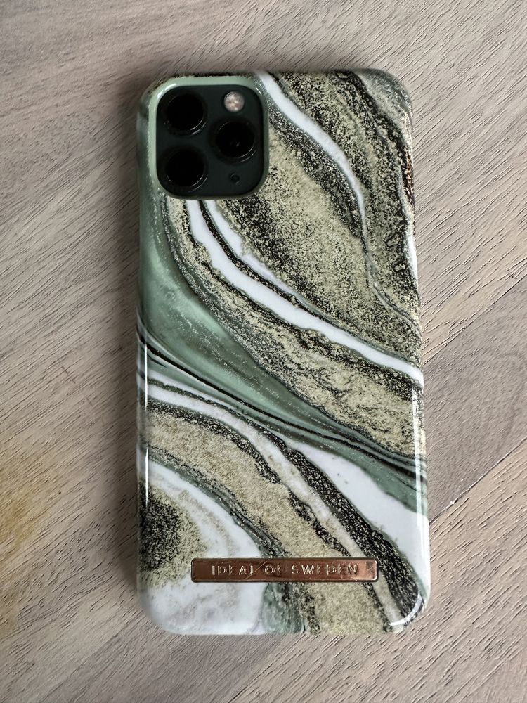 Etui do iPhone 11 Pro marki IDEAL OF SWEDEN Cosmic Green Swirl