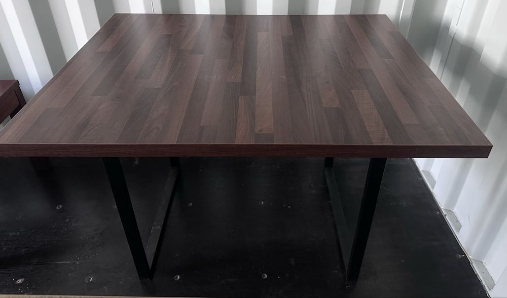 Prostokątny stół w stylu loftowym