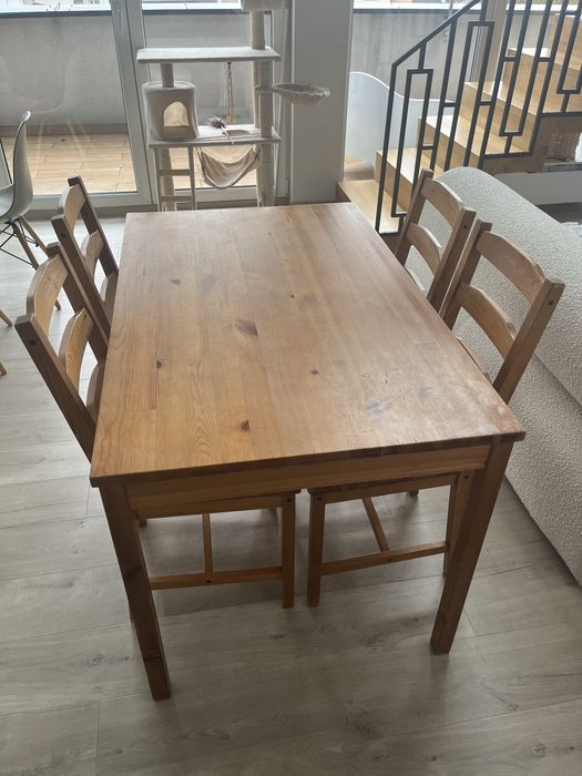 Stół plus 4 krzesła