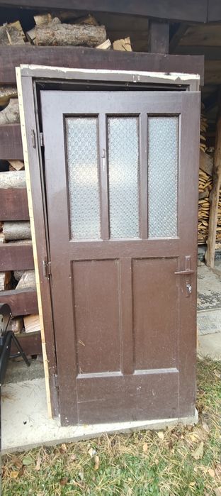 Drzwi zewnętrzne drewniane z futryną