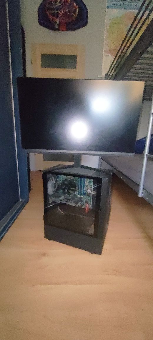 Komputer razem z monitorem marki philips