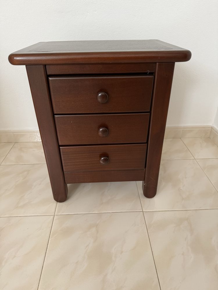 Mesa de cabeceira de mogno com tres gavetas levantar Albufeira.