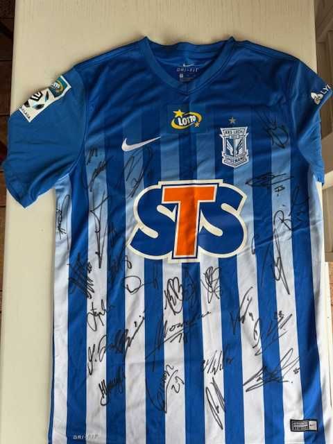 Koszulka z autografami piłkarzy Lecha Poznań Makuszewskiego.