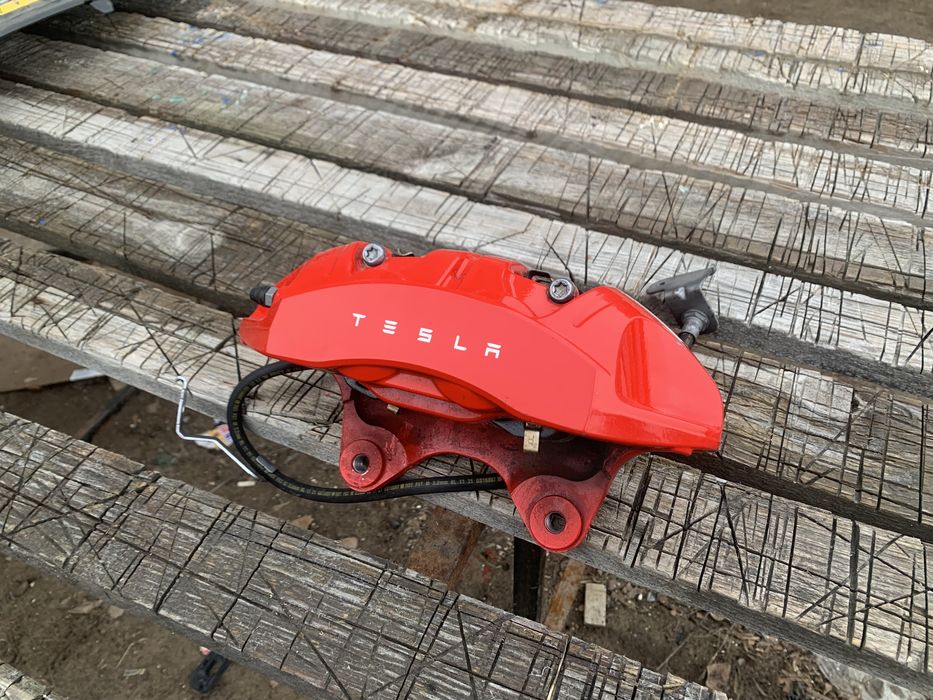 Tesla Model Y Performance передний левый тормозной суппортв  оригинал