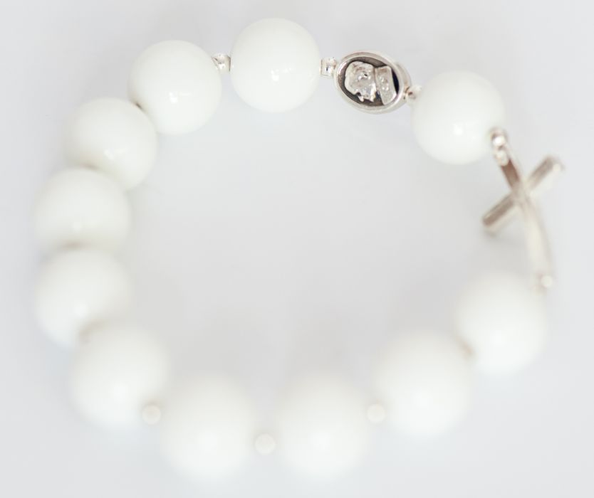 Bransoletka komunijna dziesiątka różańcowa Agat Biały Faset JP i MB