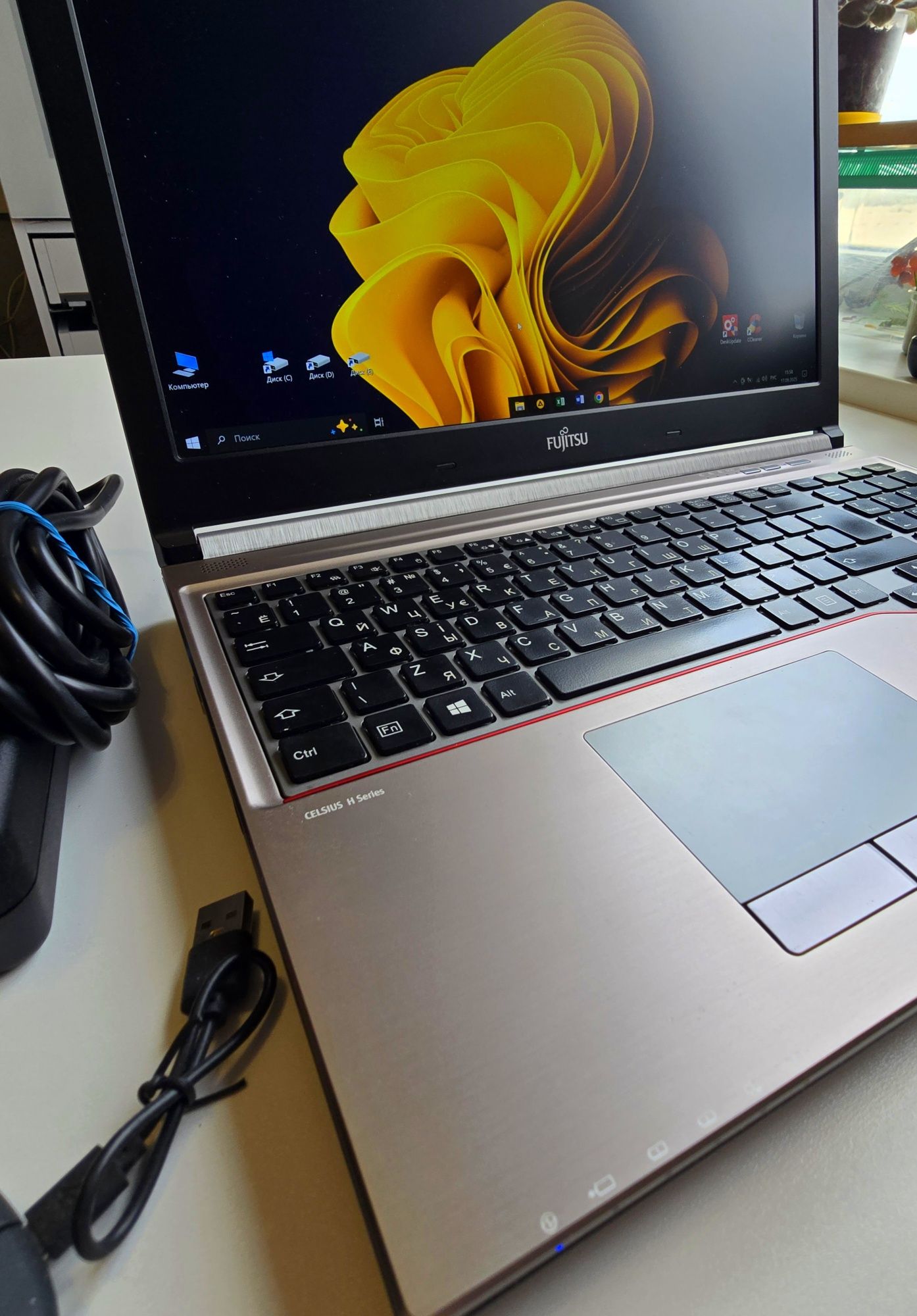 Fujitsu Celsius H770. NVME 1Тб +2HDD 2Тб. 4+1 Гб видео. 40Гб DDR4. LTE