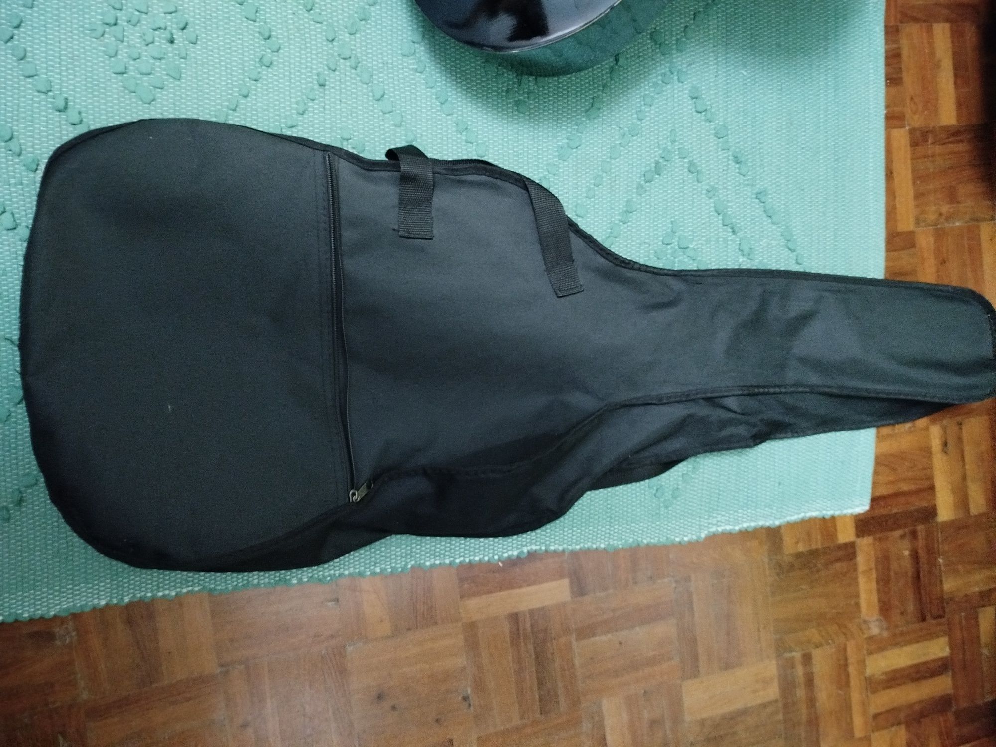 Guitarra preta com algumas marcas de uso