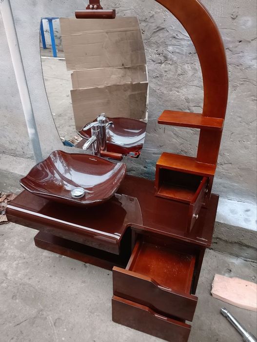 Продам умывальник стеклянный с тумбой для ванной комнаты