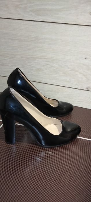 Продам  лаковые туфли б/у