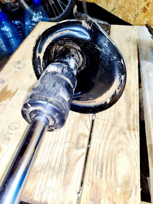 Передние амортизаторы на Subaru Outback 2013 года. Родные.