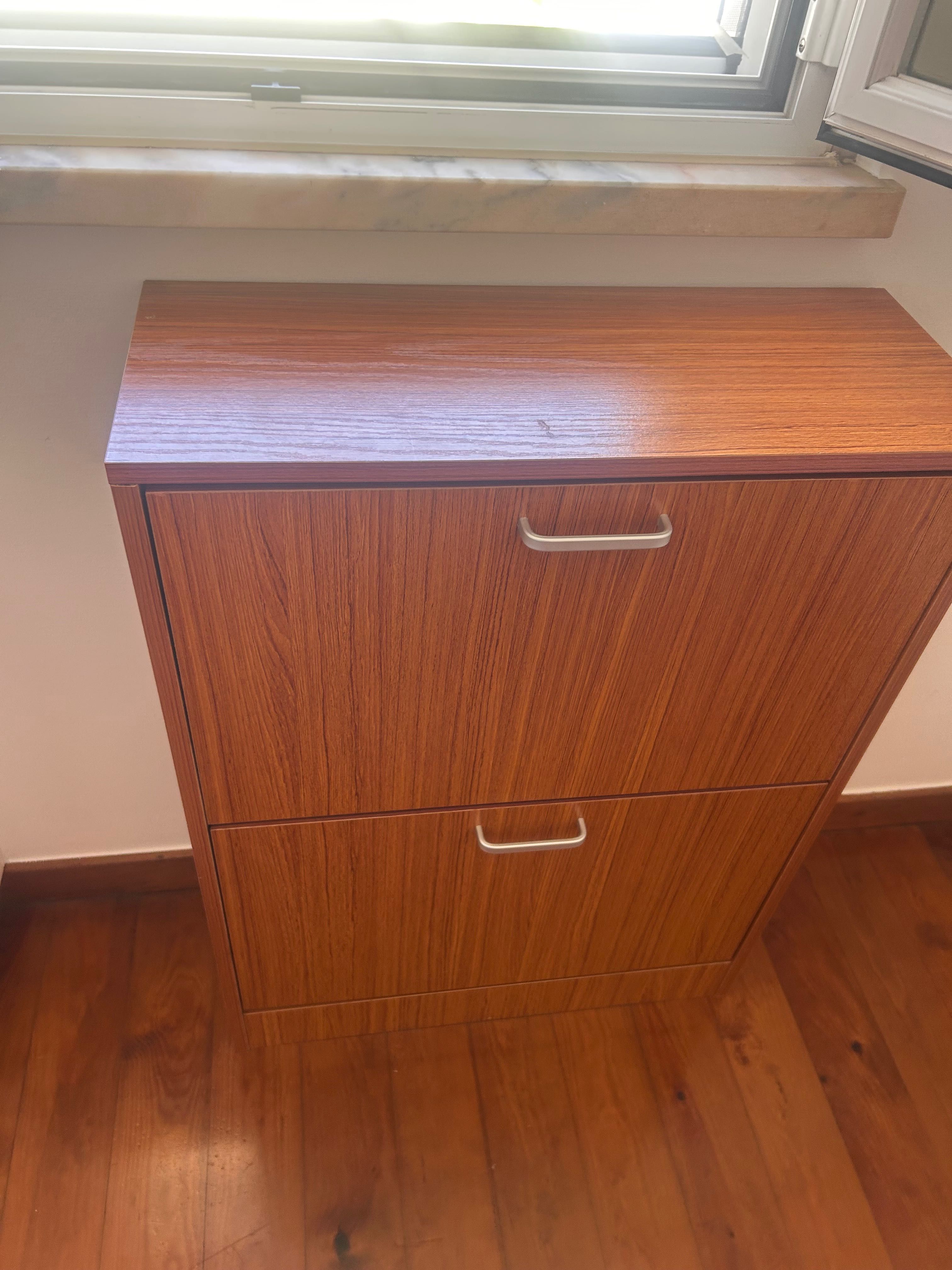 Vendo sapateira com duas portas.