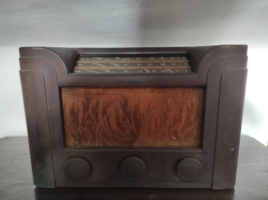 Rádio antigo a válvulas