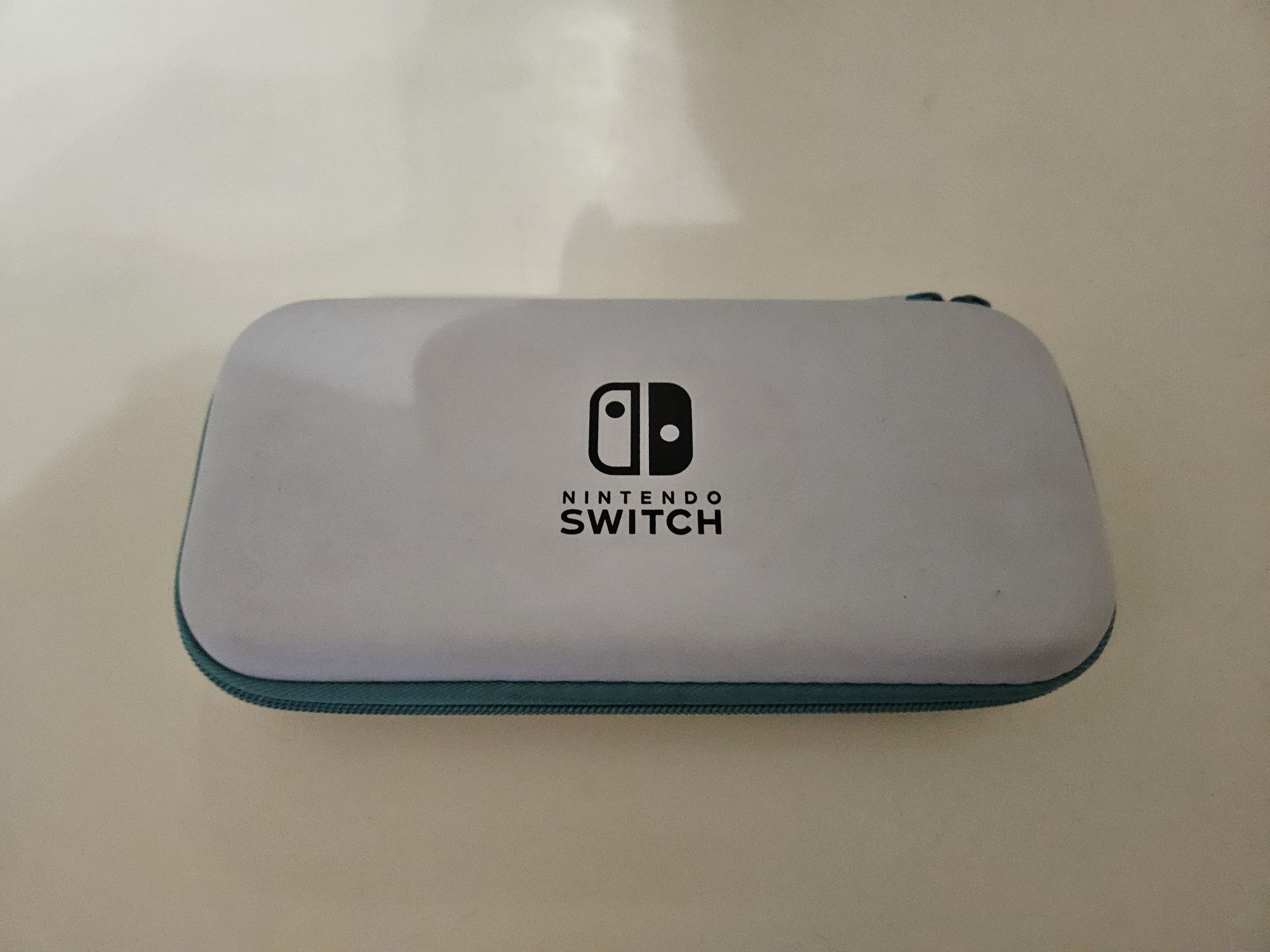 Nintendo Switch Light + SD 128gb.