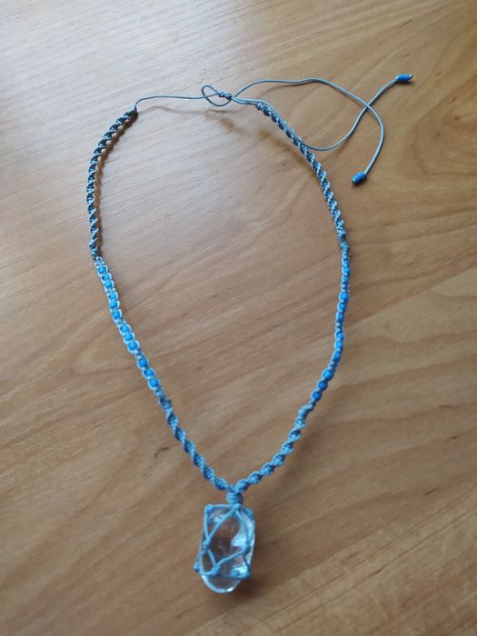 Naszyjnik makrama kryształ górski z wygrawerowaną runą algiz