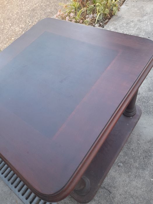 Mesa de centro em madeira.