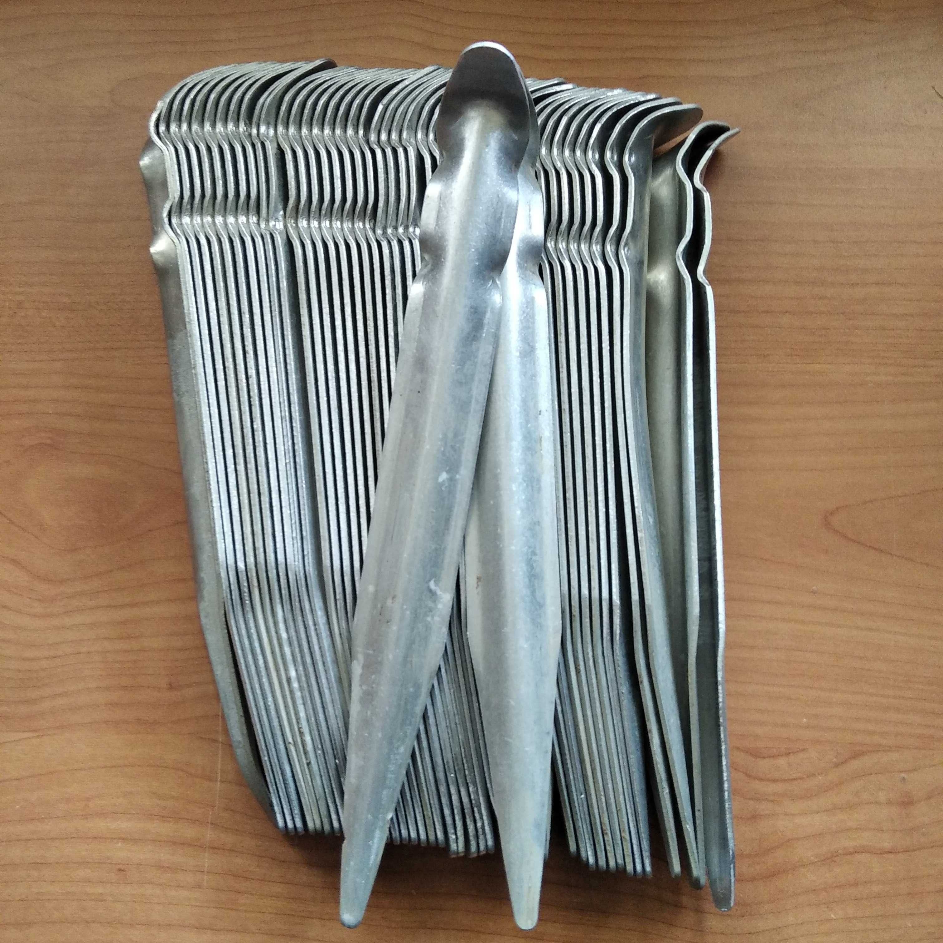 Zestaw 44 aluminiowych śledzi namiotowych