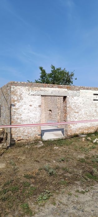 Продам будівлі колишньої ферми.