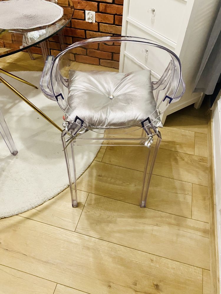 Krzesło Glamour poliwęglanowe -transparentne .