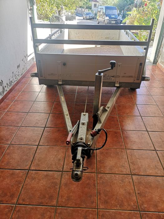 Reboque c, 2,50-1,30 c, travão e matricula 1,500€
