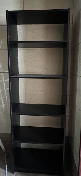 Krzesła, biurko, regały, zlew, lustra, stolik i inne