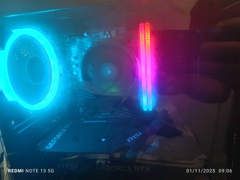 computador fixo com 3 monitores