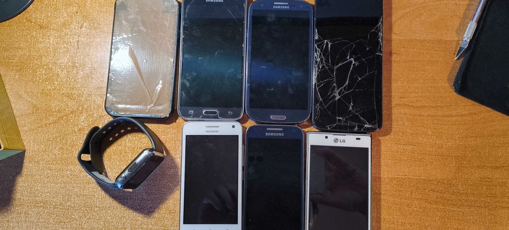 7 starych telefonów komórkowych na części