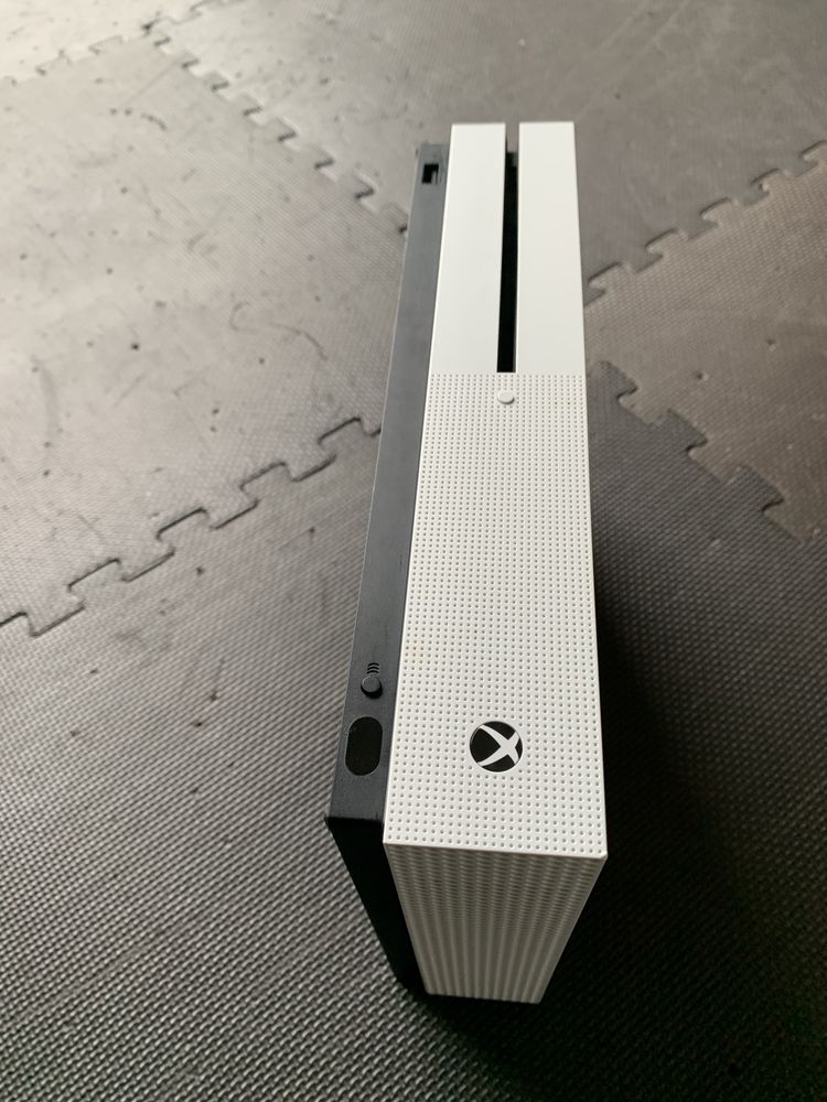 Xbox one S 1Tb.