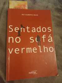 Sentados no sofá vermelho - Rui Alberto Silva