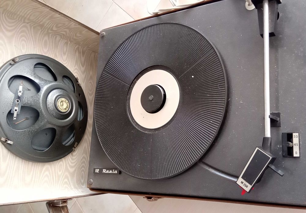 Gira-discos "Reela", M250 , tipo mala, (vintage)