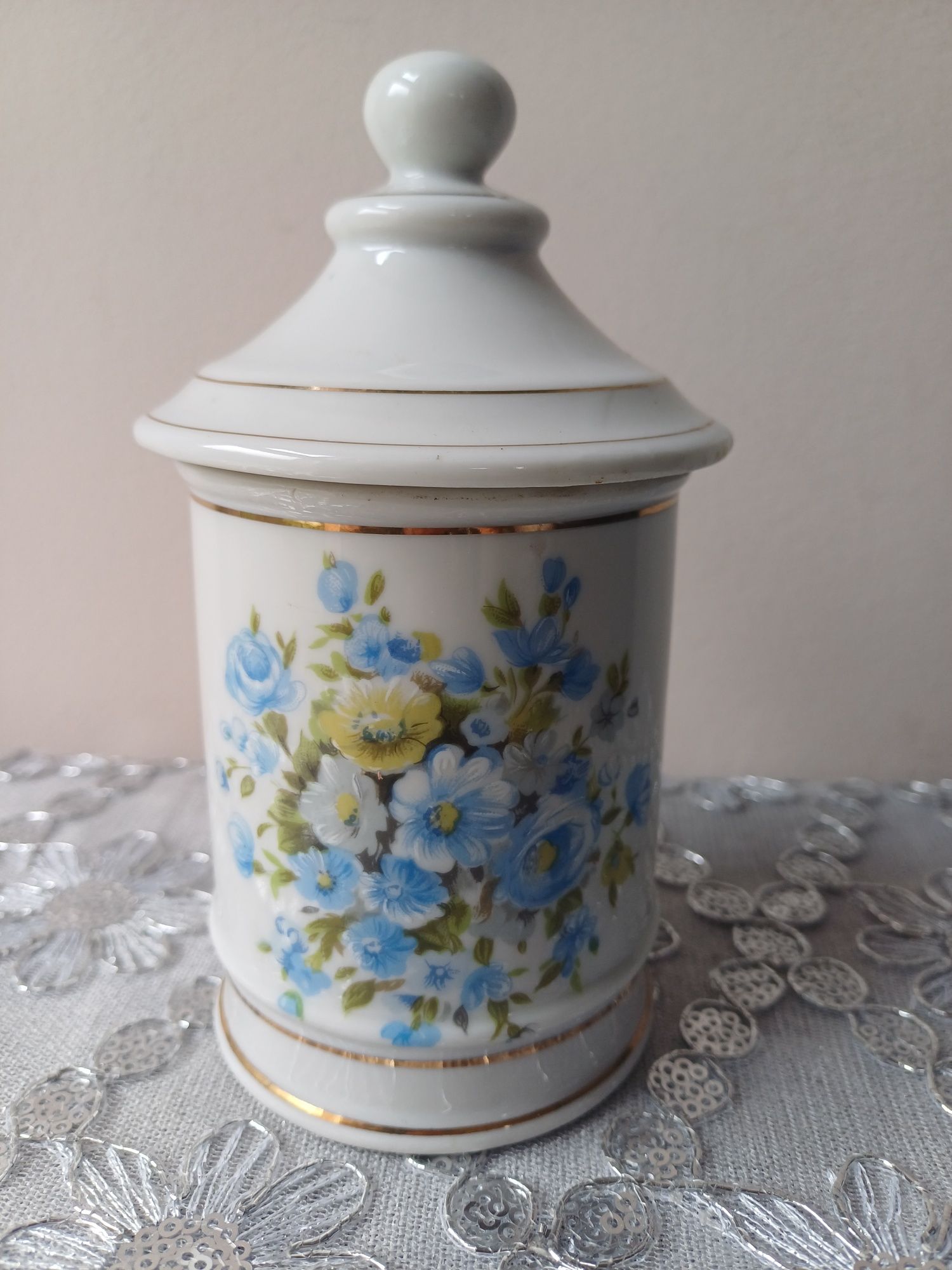 Porcelanowy pojemnik . Szkatułka