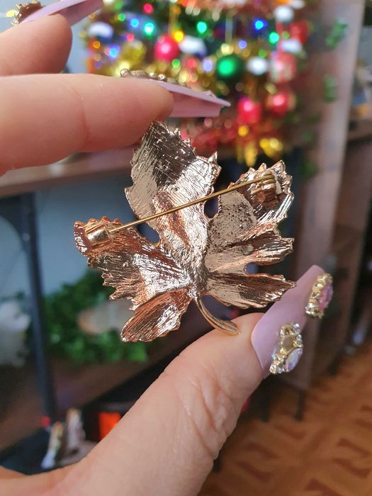 Broche / pregadeira /alfinete folha laranja outono, cristais e emalte