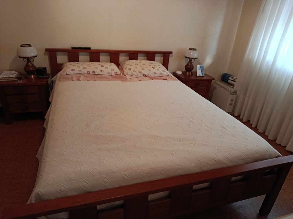 Mobilia de quarto em madeira maciça