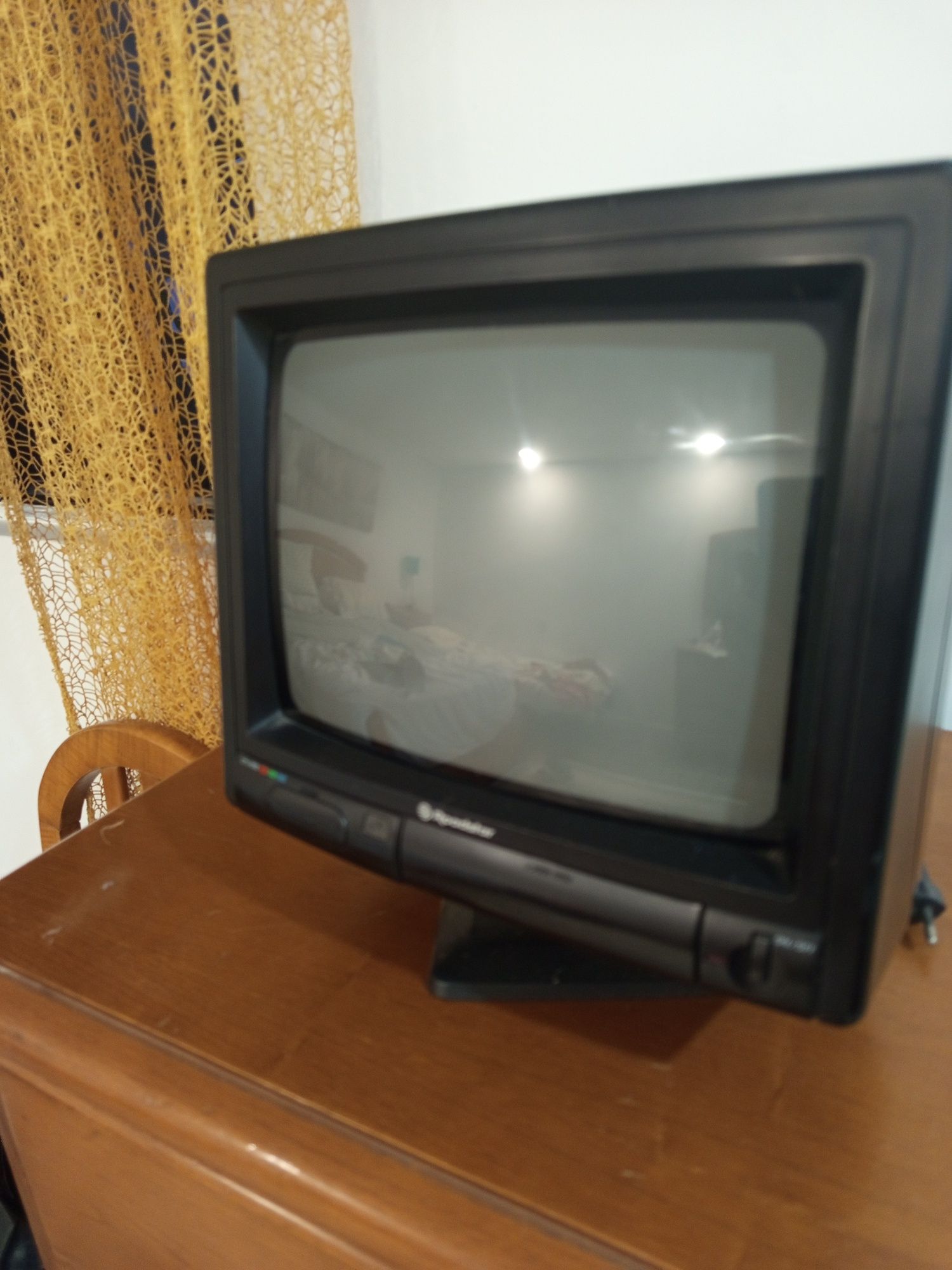 TVs/DVD/monitores vários aparelhos
