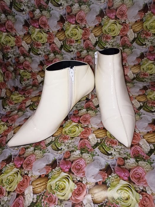 Жіночі ботильйони білого кольору