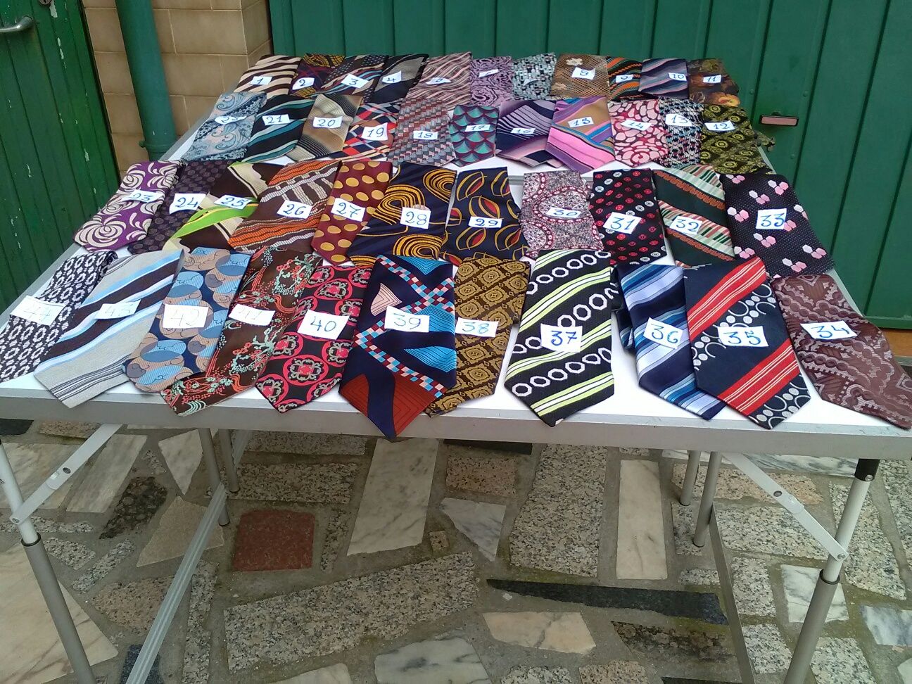 Quarenta gravatas novas nunca usadas algumas em seda confecção Frances