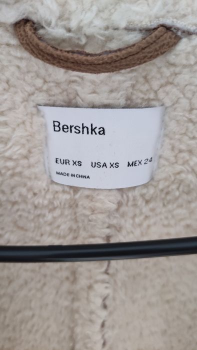 Casaco em pele marca Bershka