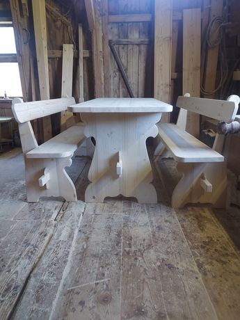 Stół drewniany z ławami