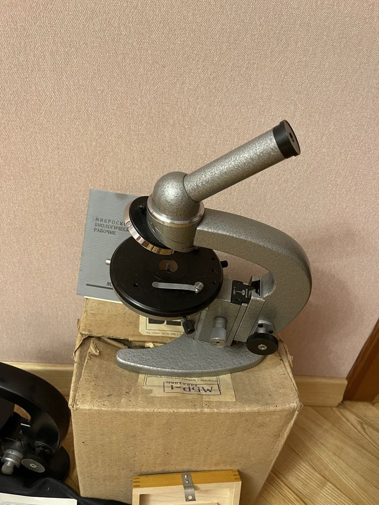 Микроскоп ЛОМО МБР-1,МБИ-1  с препаратоводителем ссср