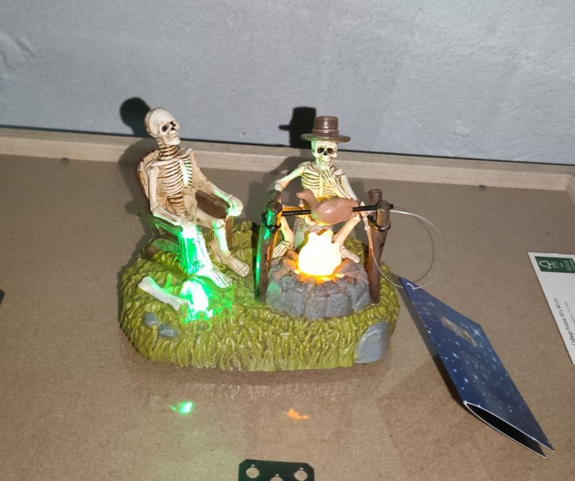 Figurka Halloween LED kościotrupy przy ognisku