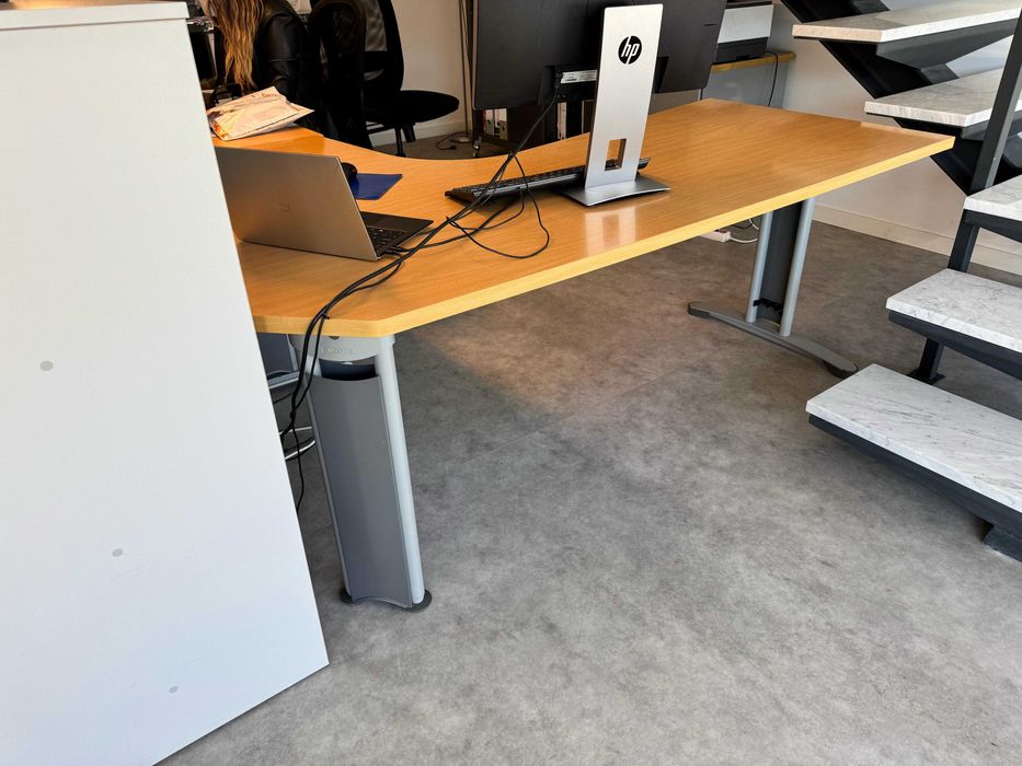 Secretária de Canto em Excelente Estado