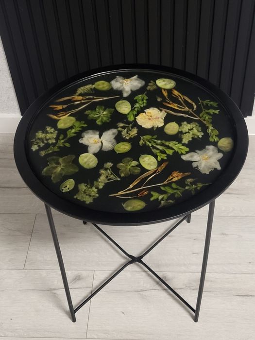 Столик з епоксидної смоли та сухоцвітами в металічному корпусі