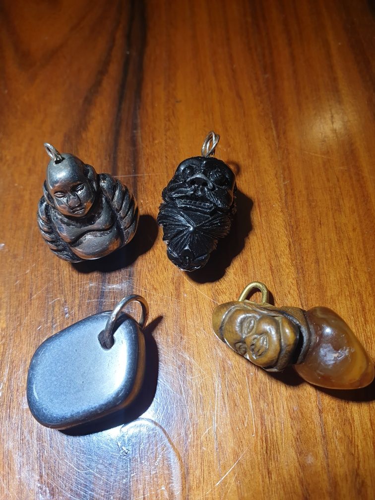 Amuletos antigos, usados em bom estado.