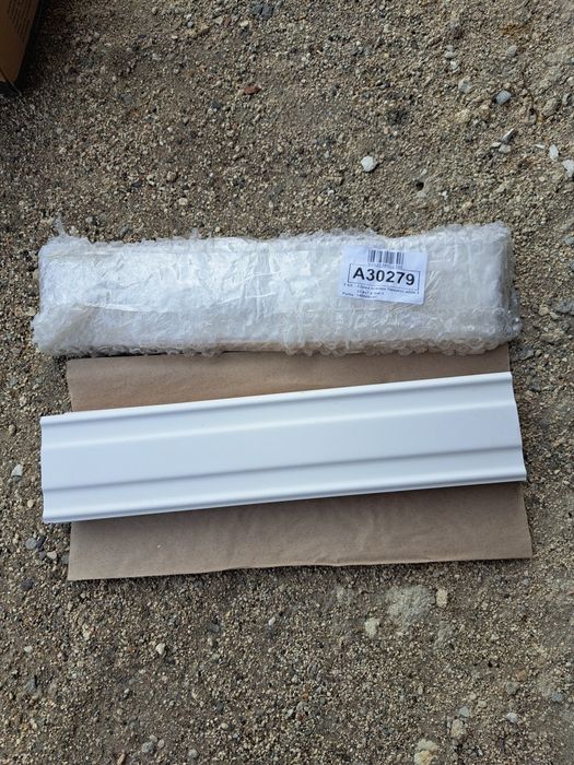 Pozostałości po budowie płytki Tubądzin Maciej Zień Timeless white